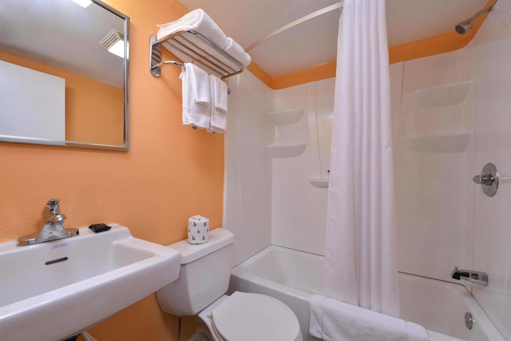 Media Inn & Suites מראה חיצוני תמונה