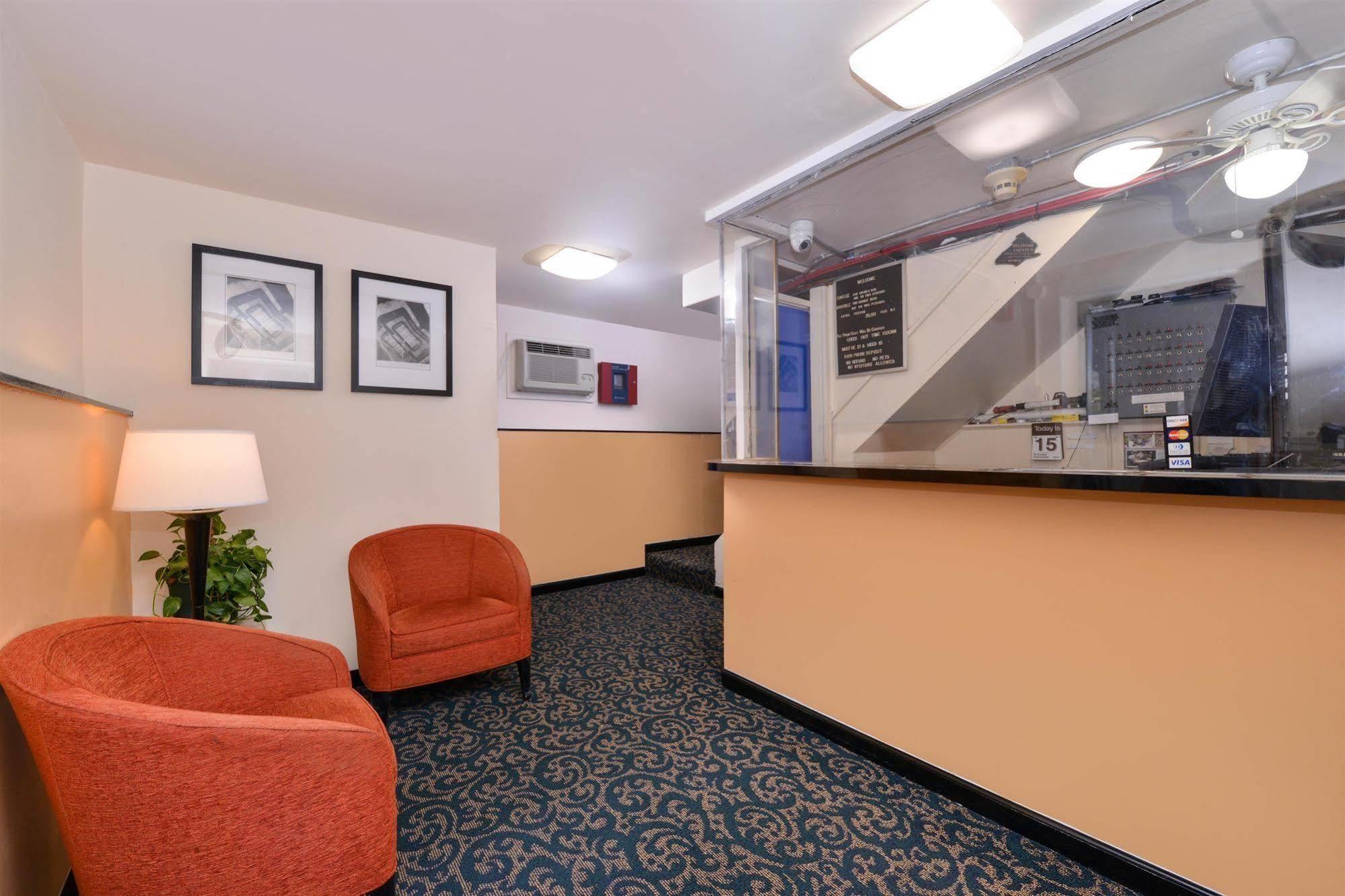 Media Inn & Suites מראה חיצוני תמונה