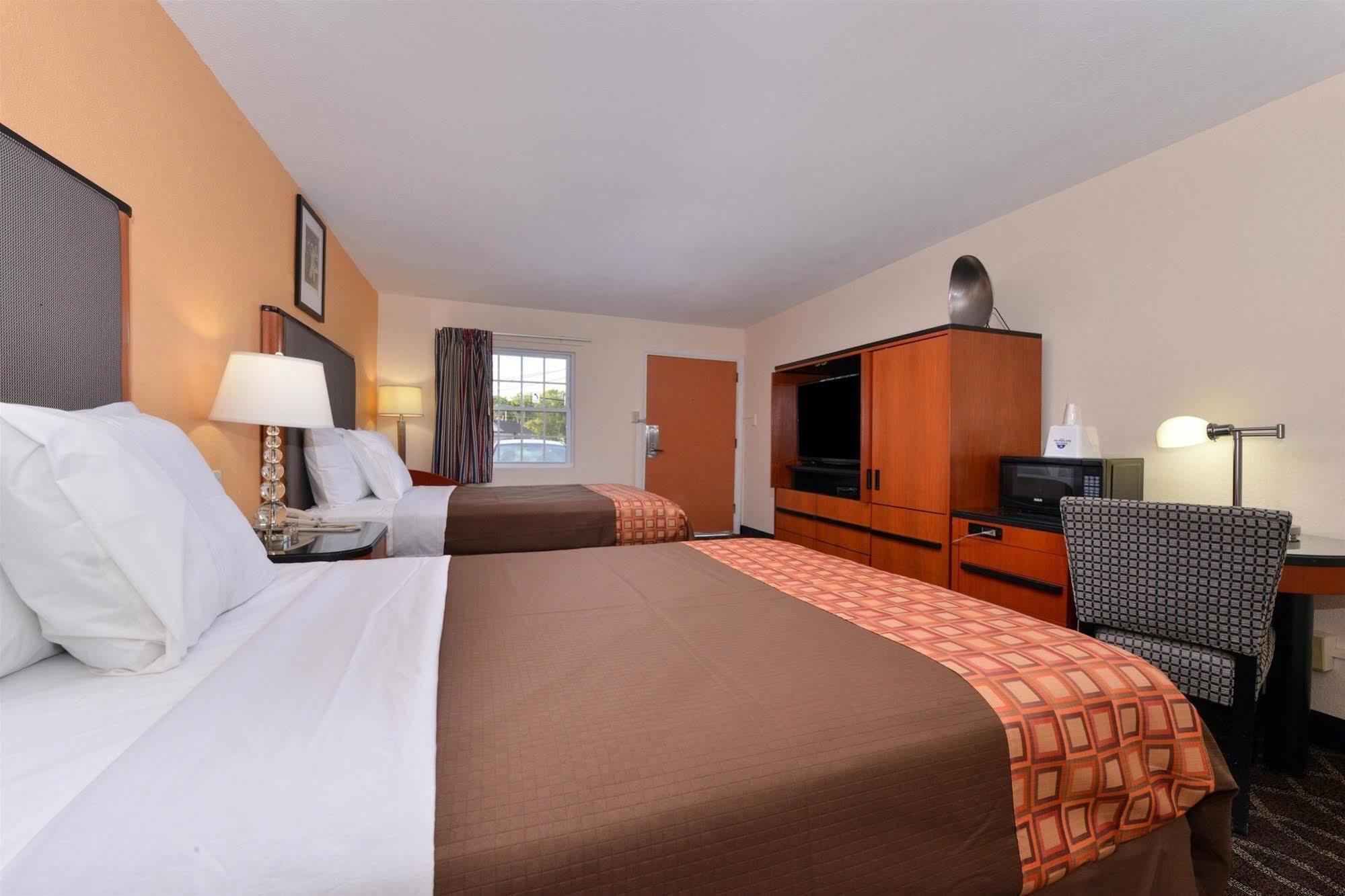 Media Inn & Suites מראה חיצוני תמונה